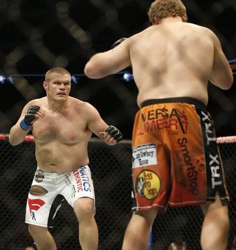 Imagens das lutas e bastidores do UFC 185, em Dallas - Jared Rosholt (bermuda laranja) venceu Josh Copeland por nocaute tcnico no terceiro round