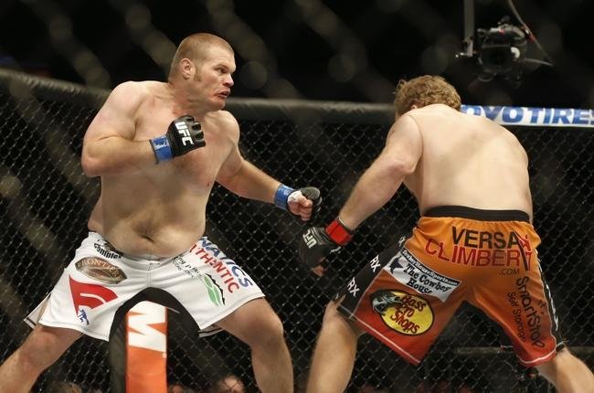 Imagens das lutas e bastidores do UFC 185, em Dallas - Jared Rosholt (bermuda laranja) venceu Josh Copeland por nocaute tcnico no terceiro round