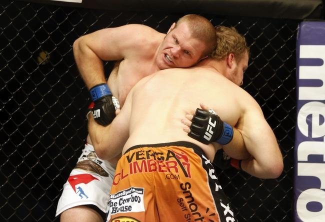 Imagens das lutas e bastidores do UFC 185, em Dallas - Jared Rosholt (bermuda laranja) venceu Josh Copeland por nocaute tcnico no terceiro round