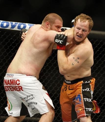 Imagens das lutas e bastidores do UFC 185, em Dallas - Jared Rosholt (bermuda laranja) venceu Josh Copeland por nocaute tcnico no terceiro round