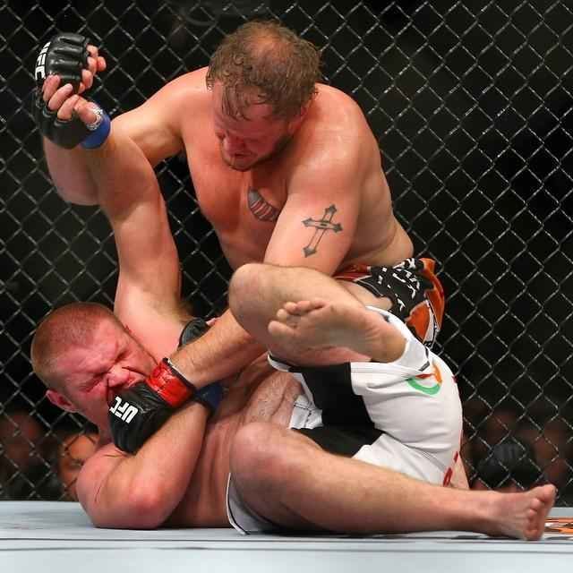 Imagens das lutas e bastidores do UFC 185, em Dallas - Jared Rosholt (bermuda laranja) venceu Josh Copeland por nocaute tcnico no terceiro round