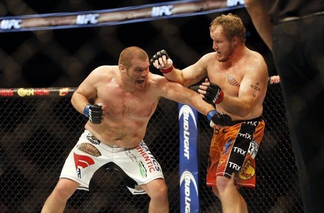 Imagens das lutas e bastidores do UFC 185, em Dallas - Jared Rosholt (bermuda laranja) venceu Josh Copeland por nocaute tcnico no terceiro round