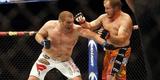 Imagens das lutas e bastidores do UFC 185, em Dallas - Jared Rosholt (bermuda laranja) venceu Josh Copeland por nocaute tcnico no terceiro round