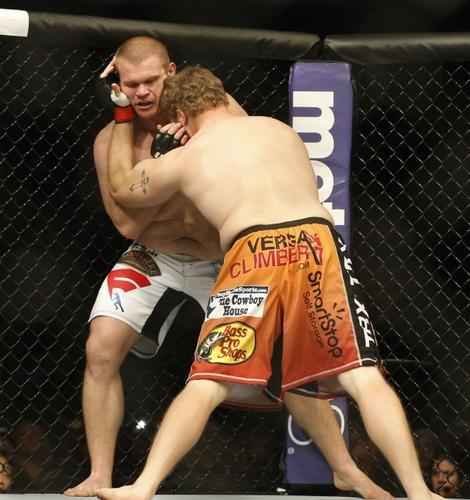 Imagens das lutas e bastidores do UFC 185, em Dallas - Jared Rosholt (bermuda laranja) venceu Josh Copeland por nocaute tcnico no terceiro round