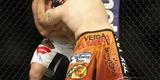 Imagens das lutas e bastidores do UFC 185, em Dallas - Jared Rosholt (bermuda laranja) venceu Josh Copeland por nocaute tcnico no terceiro round
