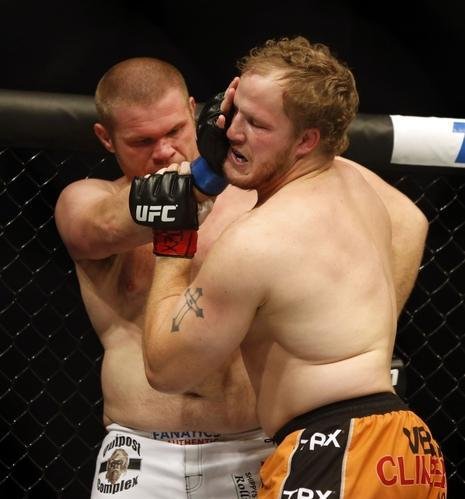 Imagens das lutas e bastidores do UFC 185, em Dallas - Jared Rosholt (bermuda laranja) venceu Josh Copeland por nocaute tcnico no terceiro round