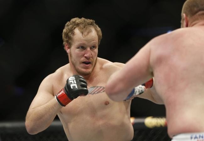 Imagens das lutas e bastidores do UFC 185, em Dallas - Jared Rosholt (bermuda laranja) venceu Josh Copeland por nocaute tcnico no terceiro round