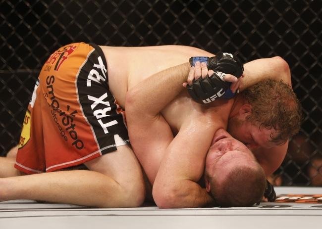 Imagens das lutas e bastidores do UFC 185, em Dallas - Jared Rosholt (bermuda laranja) venceu Josh Copeland por nocaute tcnico no terceiro round