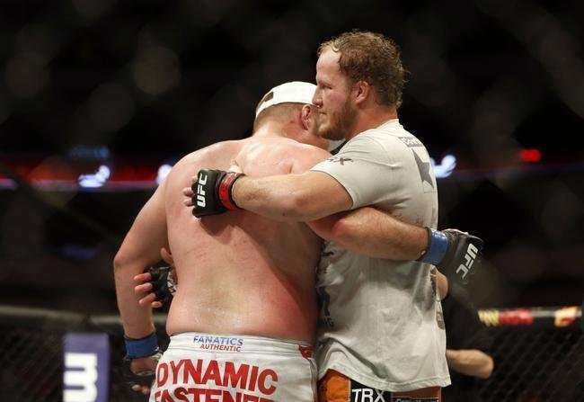 Imagens das lutas e bastidores do UFC 185, em Dallas - Jared Rosholt (bermuda laranja) venceu Josh Copeland por nocaute tcnico no terceiro round