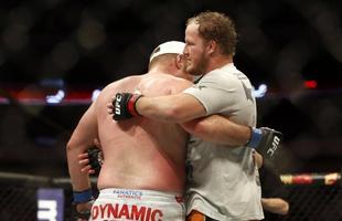 Imagens das lutas e bastidores do UFC 185, em Dallas - Jared Rosholt (bermuda laranja) venceu Josh Copeland por nocaute tcnico no terceiro round