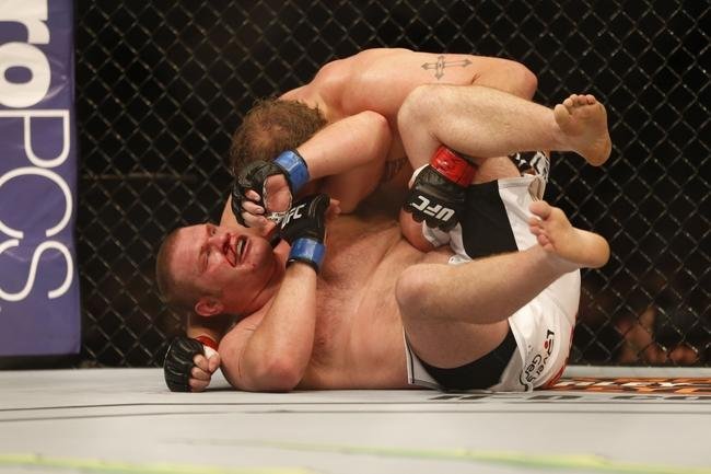 Imagens das lutas e bastidores do UFC 185, em Dallas - Jared Rosholt (bermuda laranja) venceu Josh Copeland por nocaute tcnico no terceiro round