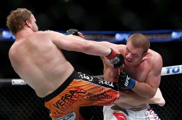 Imagens das lutas e bastidores do UFC 185, em Dallas - Jared Rosholt (bermuda laranja) venceu Josh Copeland por nocaute tcnico no terceiro round