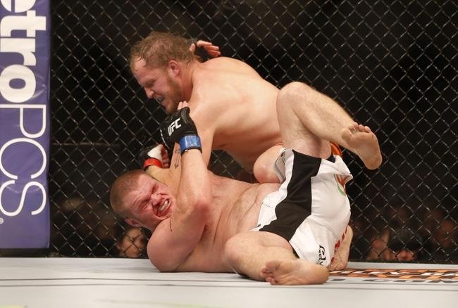 Imagens das lutas e bastidores do UFC 185, em Dallas - Jared Rosholt (bermuda laranja) venceu Josh Copeland por nocaute tcnico no terceiro round