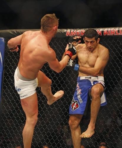 Imagens das lutas e bastidores do UFC 185, em Dallas - Beneil Dariush venceu Daron Cruickshank por finalizao no segundo round