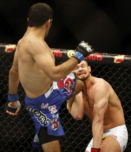 Imagens das lutas e bastidores do UFC 185, em Dallas - Beneil Dariush venceu Daron Cruickshank por finalizao no segundo round