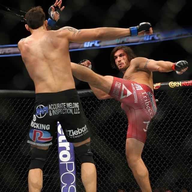 Imagens das lutas e bastidores do UFC 185, em Dallas - Elias Theodorou (bermuda bonina) venceu Roger Narvaez por nocaute tcnico no segundo round