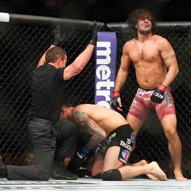 Imagens das lutas e bastidores do UFC 185, em Dallas - Elias Theodorou (bermuda bonina) venceu Roger Narvaez por nocaute tcnico no segundo round
