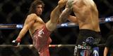 Imagens das lutas e bastidores do UFC 185, em Dallas - Elias Theodorou (bermuda bonina) venceu Roger Narvaez por nocaute tcnico no segundo round