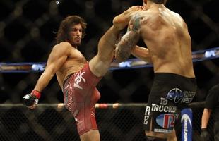 Imagens das lutas e bastidores do UFC 185, em Dallas - Elias Theodorou (bermuda bonina) venceu Roger Narvaez por nocaute tcnico no segundo round