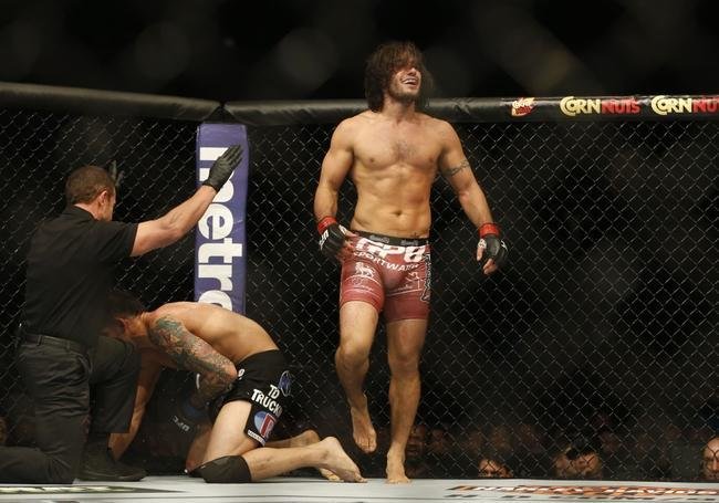 Imagens das lutas e bastidores do UFC 185, em Dallas - Elias Theodorou (bermuda bonina) venceu Roger Narvaez por nocaute tcnico no segundo round