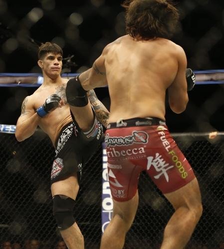 Imagens das lutas e bastidores do UFC 185, em Dallas - Elias Theodorou (bermuda bonina) venceu Roger Narvaez por nocaute tcnico no segundo round
