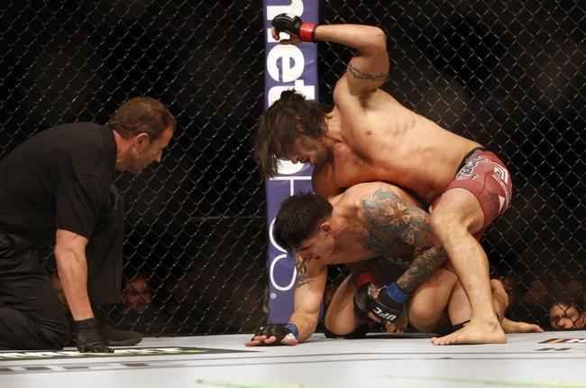 Imagens das lutas e bastidores do UFC 185, em Dallas - Elias Theodorou (bermuda bonina) venceu Roger Narvaez por nocaute tcnico no segundo round