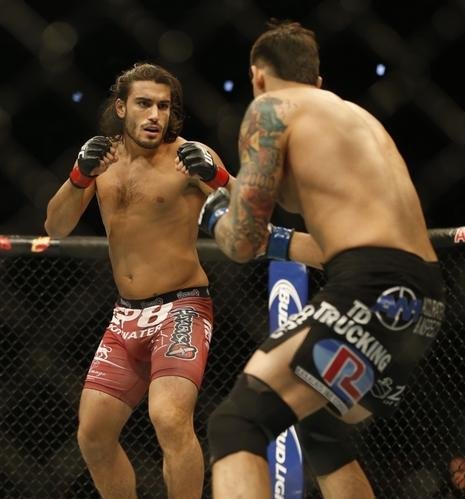 Imagens das lutas e bastidores do UFC 185, em Dallas - Elias Theodorou (bermuda bonina) venceu Roger Narvaez por nocaute tcnico no segundo round