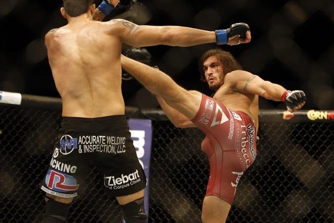 Imagens das lutas e bastidores do UFC 185, em Dallas - Elias Theodorou (bermuda bonina) venceu Roger Narvaez por nocaute tcnico no segundo round