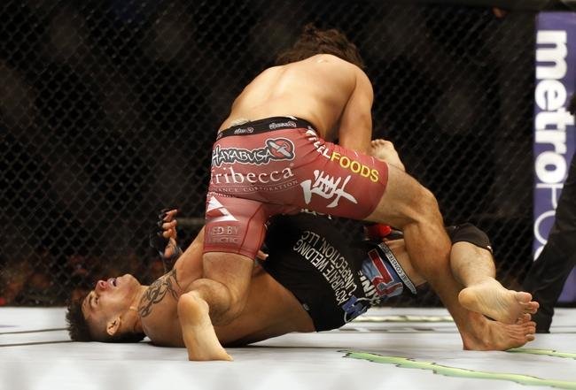 Imagens das lutas e bastidores do UFC 185, em Dallas - Elias Theodorou (bermuda bonina) venceu Roger Narvaez por nocaute tcnico no segundo round