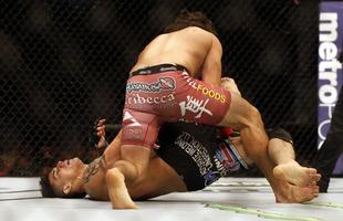 Imagens das lutas e bastidores do UFC 185, em Dallas - Elias Theodorou (bermuda bonina) venceu Roger Narvaez por nocaute tcnico no segundo round