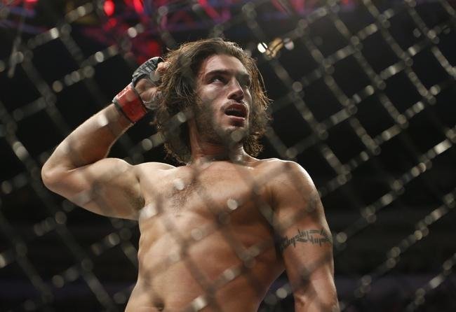 Imagens das lutas e bastidores do UFC 185, em Dallas - Elias Theodorou (bermuda bonina) venceu Roger Narvaez por nocaute tcnico no segundo round