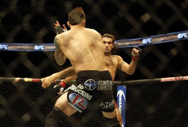 Imagens das lutas e bastidores do UFC 185, em Dallas - Elias Theodorou (bermuda bonina) venceu Roger Narvaez por nocaute tcnico no segundo round