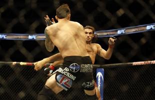 Imagens das lutas e bastidores do UFC 185, em Dallas - Elias Theodorou (bermuda bonina) venceu Roger Narvaez por nocaute tcnico no segundo round