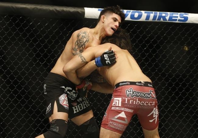 Imagens das lutas e bastidores do UFC 185, em Dallas - Elias Theodorou (bermuda bonina) venceu Roger Narvaez por nocaute tcnico no segundo round