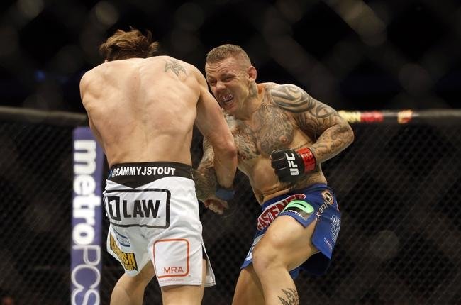 Imagens das lutas e bastidores do UFC 185, em Dallas - Ross Pearson (bermuda azul) venceu Sam Stout por nocaute no segundo round
