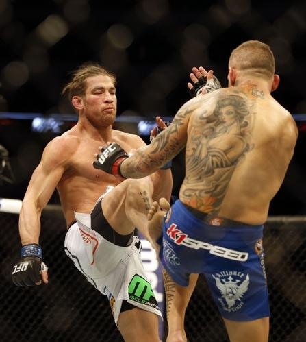 Imagens das lutas e bastidores do UFC 185, em Dallas - Ross Pearson (bermuda azul) venceu Sam Stout por nocaute no segundo round