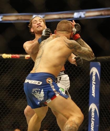 Imagens das lutas e bastidores do UFC 185, em Dallas - Ross Pearson (bermuda azul) venceu Sam Stout por nocaute no segundo round