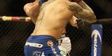 Imagens das lutas e bastidores do UFC 185, em Dallas - Ross Pearson (bermuda azul) venceu Sam Stout por nocaute no segundo round