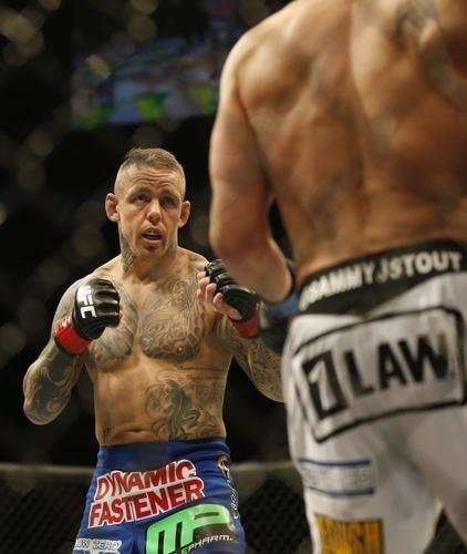 Imagens das lutas e bastidores do UFC 185, em Dallas - Ross Pearson (bermuda azul) venceu Sam Stout por nocaute no segundo round