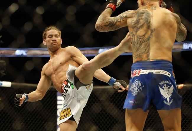 Imagens das lutas e bastidores do UFC 185, em Dallas - Ross Pearson (bermuda azul) venceu Sam Stout por nocaute no segundo round