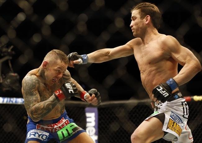 Imagens das lutas e bastidores do UFC 185, em Dallas - Ross Pearson (bermuda azul) venceu Sam Stout por nocaute no segundo round