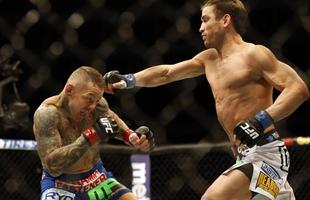 Imagens das lutas e bastidores do UFC 185, em Dallas - Ross Pearson (bermuda azul) venceu Sam Stout por nocaute no segundo round