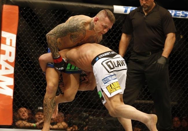 Imagens das lutas e bastidores do UFC 185, em Dallas - Ross Pearson (bermuda azul) venceu Sam Stout por nocaute no segundo round