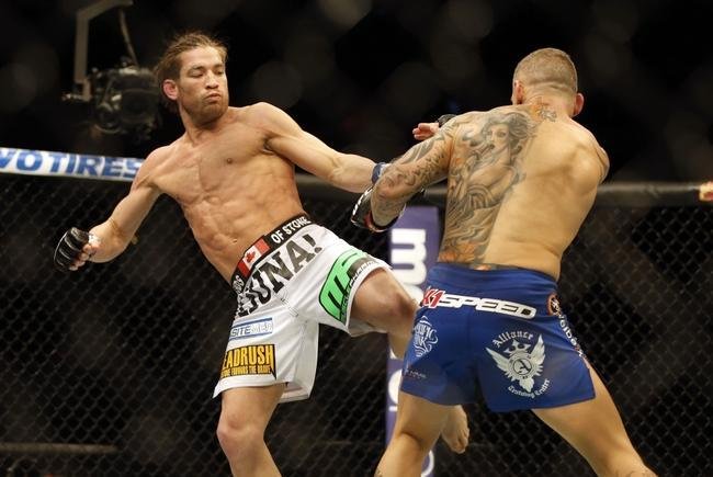 Imagens das lutas e bastidores do UFC 185, em Dallas - Ross Pearson (bermuda azul) venceu Sam Stout por nocaute no segundo round