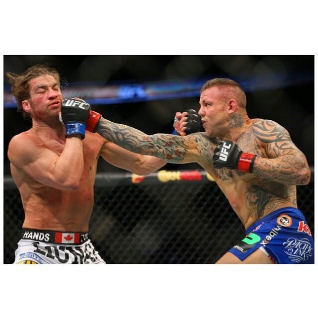 Imagens das lutas e bastidores do UFC 185, em Dallas - Ross Pearson (bermuda azul) venceu Sam Stout por nocaute no segundo round