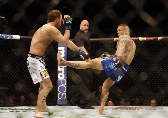 Imagens das lutas e bastidores do UFC 185, em Dallas - Ross Pearson (bermuda azul) venceu Sam Stout por nocaute no segundo round