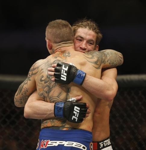 Imagens das lutas e bastidores do UFC 185, em Dallas - Ross Pearson (bermuda azul) venceu Sam Stout por nocaute no segundo round