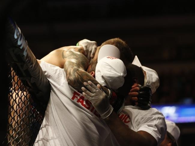Imagens das lutas e bastidores do UFC 185, em Dallas - Ross Pearson (bermuda azul) venceu Sam Stout por nocaute no segundo round