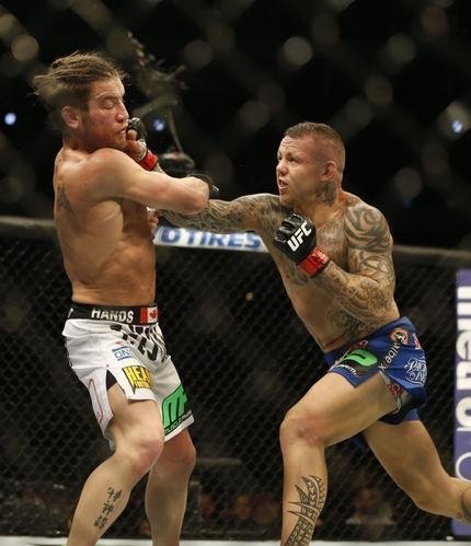 Imagens das lutas e bastidores do UFC 185, em Dallas - Ross Pearson (bermuda azul) venceu Sam Stout por nocaute no segundo round