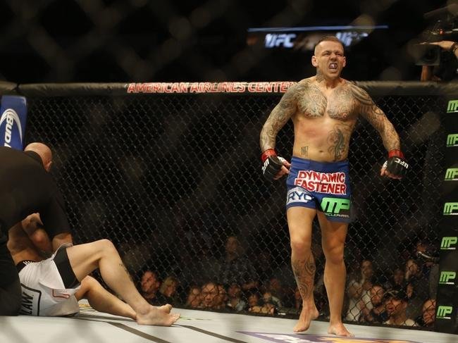 Imagens das lutas e bastidores do UFC 185, em Dallas - Ross Pearson (bermuda azul) venceu Sam Stout por nocaute no segundo round